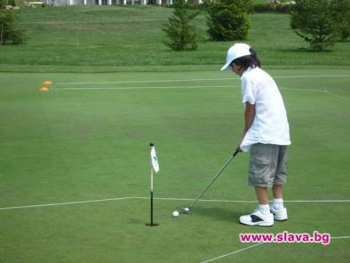 Деца мерят своите голф умения