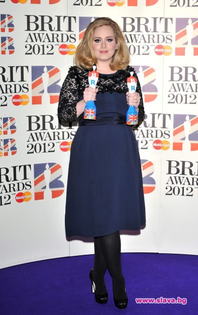 Адел показа среден пръст на наградите Брит