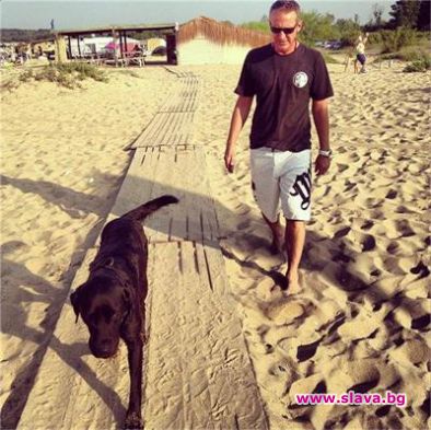 Деян Донков разхожда кучето на Радина