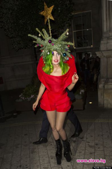 Лейди Гага се появи облечена като елха