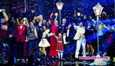 Финалисти и жури излизат заедно на сцената в коледния концерт на X Factor
