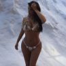 Ким Кардашиян показва пищни форми в снега