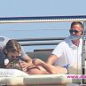 Мъж целува ди Каприо на яхта в Кан