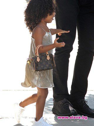 Дъщерята на Ким носи чанта на Louis Vuitton