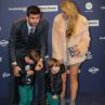Шакира и Пике с децата на награди