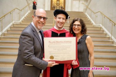 Марк Зукърбърг се дипломира в Харвард 