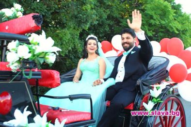 Василис Карас пее на сватбата на Фики