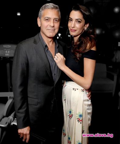 Семейство Клуни в самолет: Раздава шумозаглушители