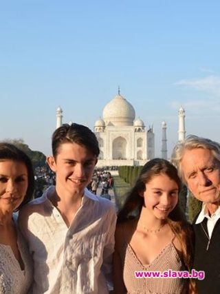 Катрин Зита-Джоунс сбъдва мечти в Индия