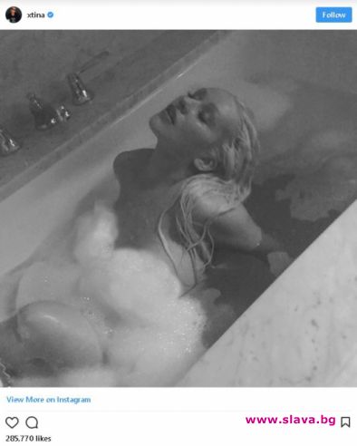 Кристина Агилера се пусна гола и мокра в Инстаграм
