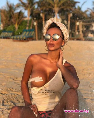 Николета Лозанова показа гръд на плаж в Дубай