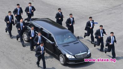 12 мъже в черно с джогинг по колата на Ким Чен Ун