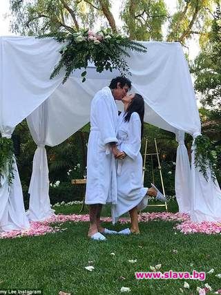 Томи Лий се ожени по халат