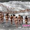 Туник снима стотици голи хора на покрива на супермаркет