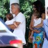 Клуни и Амал заведоха близнаците в Италия