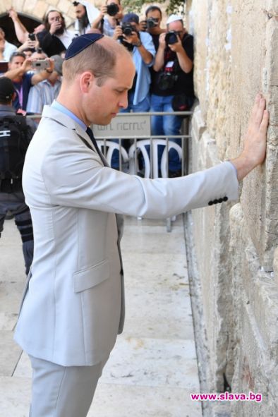 Принц Уилям се помоли на Стената на плача