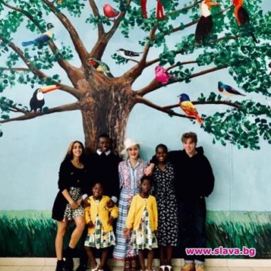 Мадона нареди децата си за снимка в Малави
