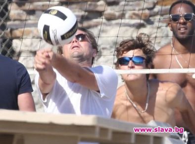 Лео Ди Каприо играе волейбол на плажа