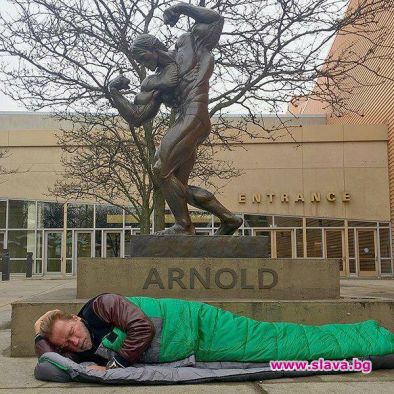 Шварценегер спи под бронзовата си статуя