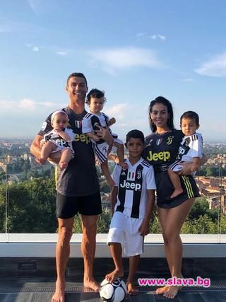  Роналдо със семеен кадър от Торино 