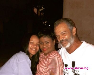 Риана зарадва родителите си в Барбадос