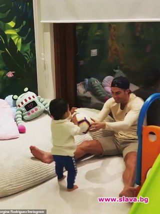 Роналдо учи по-малкия си син да рита