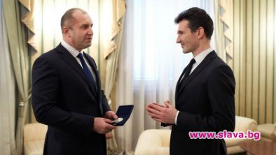 Президентът Радев удостои Светлин Русев с Почетния знак на държавния глава