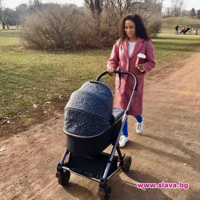 Бебето на Орлин Павлов с първа разходка