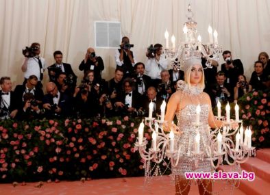 Кейти Пери дефилира с полилей на Мет Гала, Лейди Гага – с каручка 