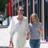 Анджелина Джоли сияе в бяло до дъщеря си