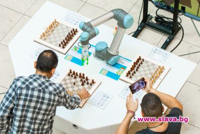 Световна шампионка по шахмат срещу робот в София