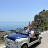 НиЛо подкара ретро кола в Сицилия