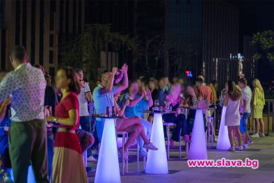 Ценителите на клубната музика посрещнаха градския залез с Rooftop Party в Paradise Center