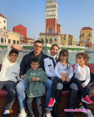 Кристиано Роналдо и семейството му опознават новия си дом в Саудитска Арабия