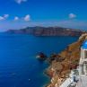 Класическо средиземноморско място за почивка, над жив вулкан