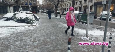 Бонев кълнеше за непочистени тротоари, при новия кмет ледената пързалка не му боде очите: Фотофакт