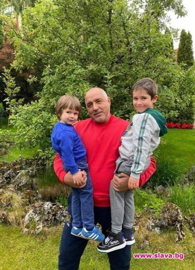 Борисов във форма с порасналите внуци: Фото на деня