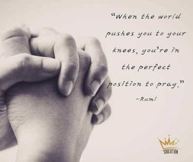 Когато светът те постави на колене, си в перфектната позиция да се молиш