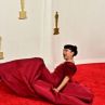 Лиза Коши се свлече на червения килим на Оскарите (ВИДЕО)