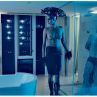 Актьорът Брус Уилис и съпругата му Ема Хеминг изпробват банята на хотел Стандарт в "The Honeymoon Hotel"
