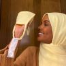 Моделът Халима Аден прави предпазни маски за лекарите с хиджаб