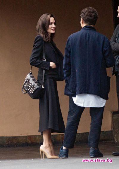 Анджелина Джоли с чанта от следващия сезон 