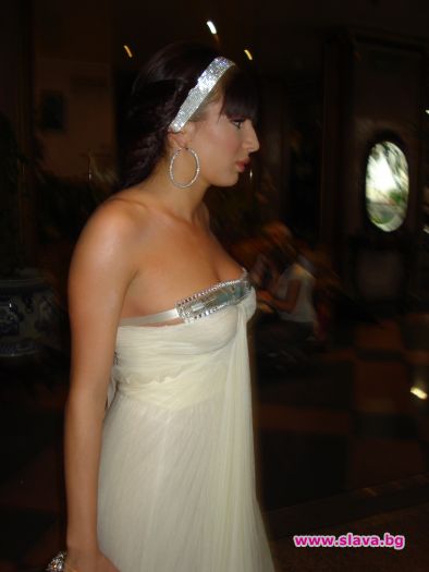 Алекс Арабаджиева с рокля на 