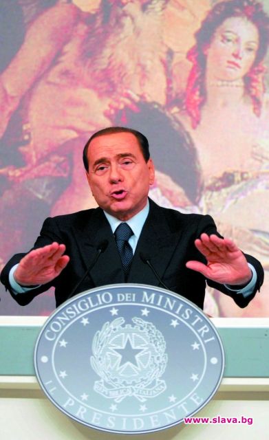 Берлускони купува статуетки на голи жени 