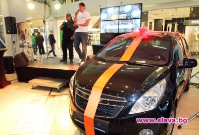 Инспектор N-JOY и Агент Z-Rock изпратиха чисто нов автомобил на късметлия в Габрово