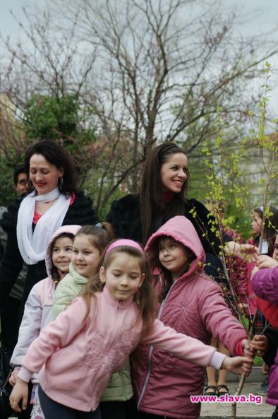 Eлица Тодорова и деца от Чирпан залесиха с брезички