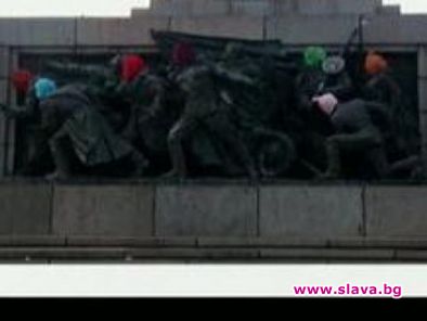 Пак украсиха паметника на „Съветската армия“ 