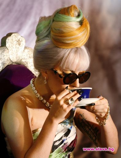Гага празнува ЧРД с чаено парти