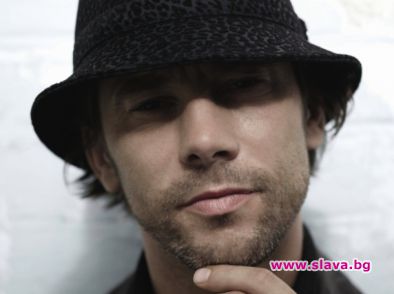 Jamiroquai си взима стая само за шапки