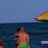 Жената на Мишо Шамара го опипва на плажа